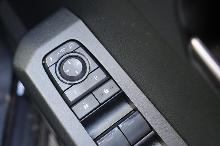 Toyota Hilux N90's Mirror Controls